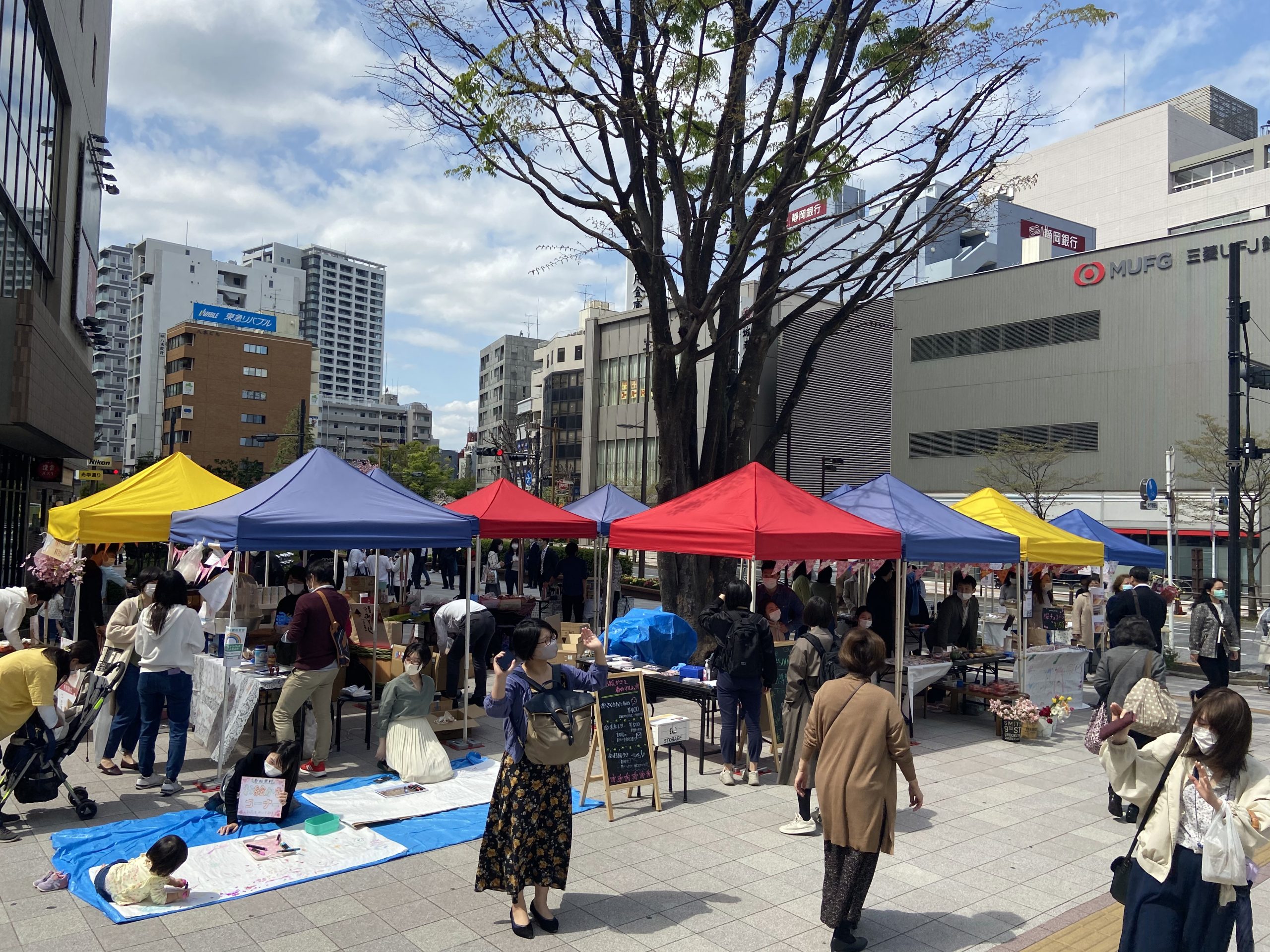 お絵かきと春のマルシェ会場