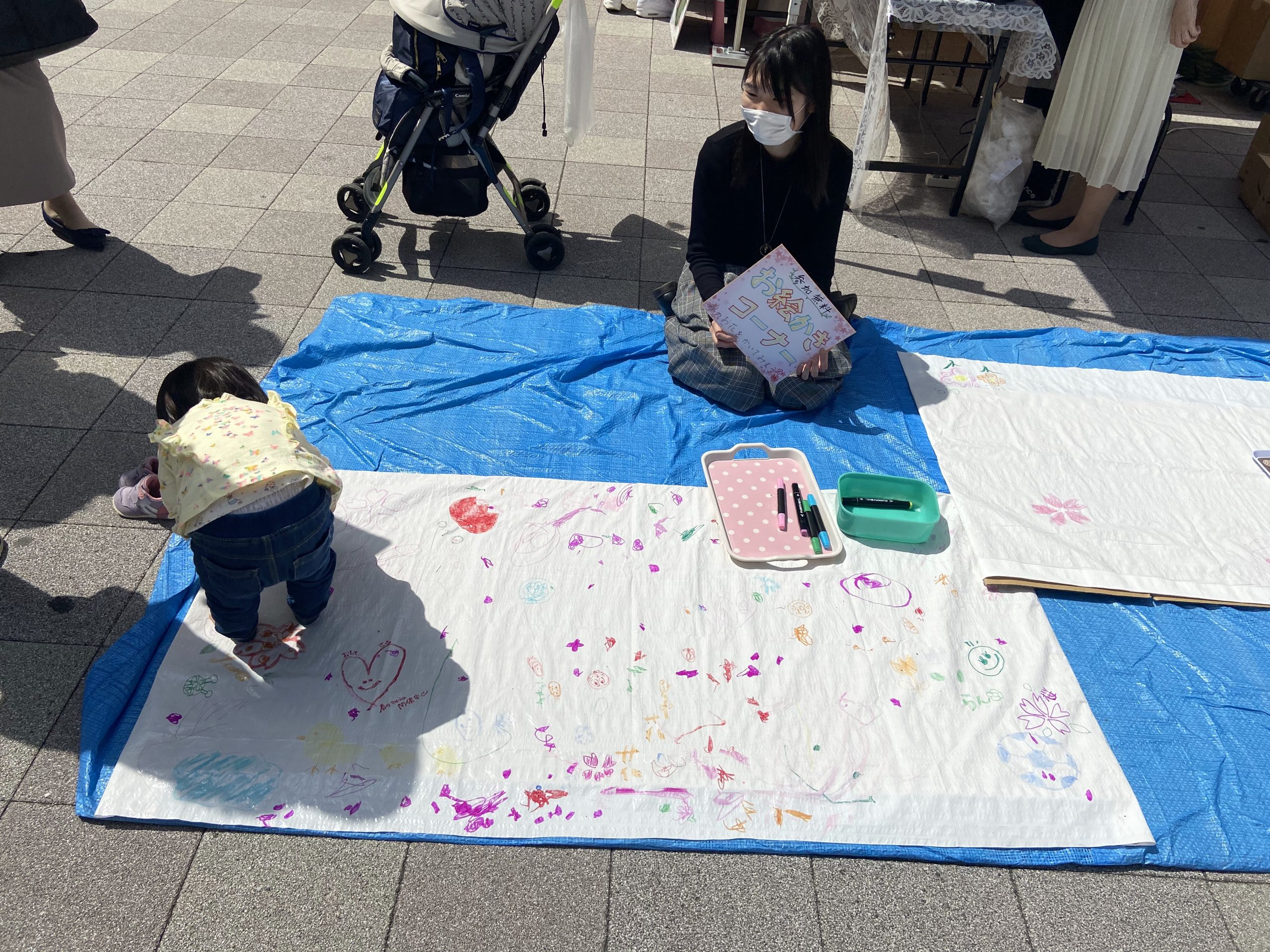 大きな紙にお絵かきは楽しいそう