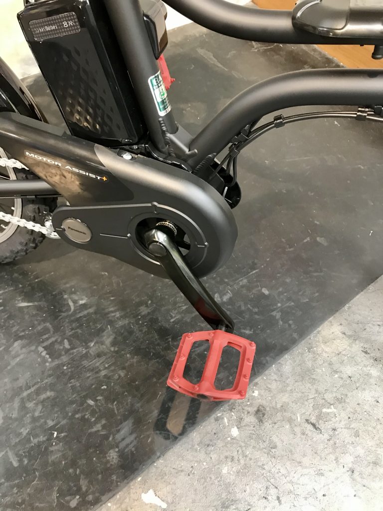 こぎやすいフラットペダル
