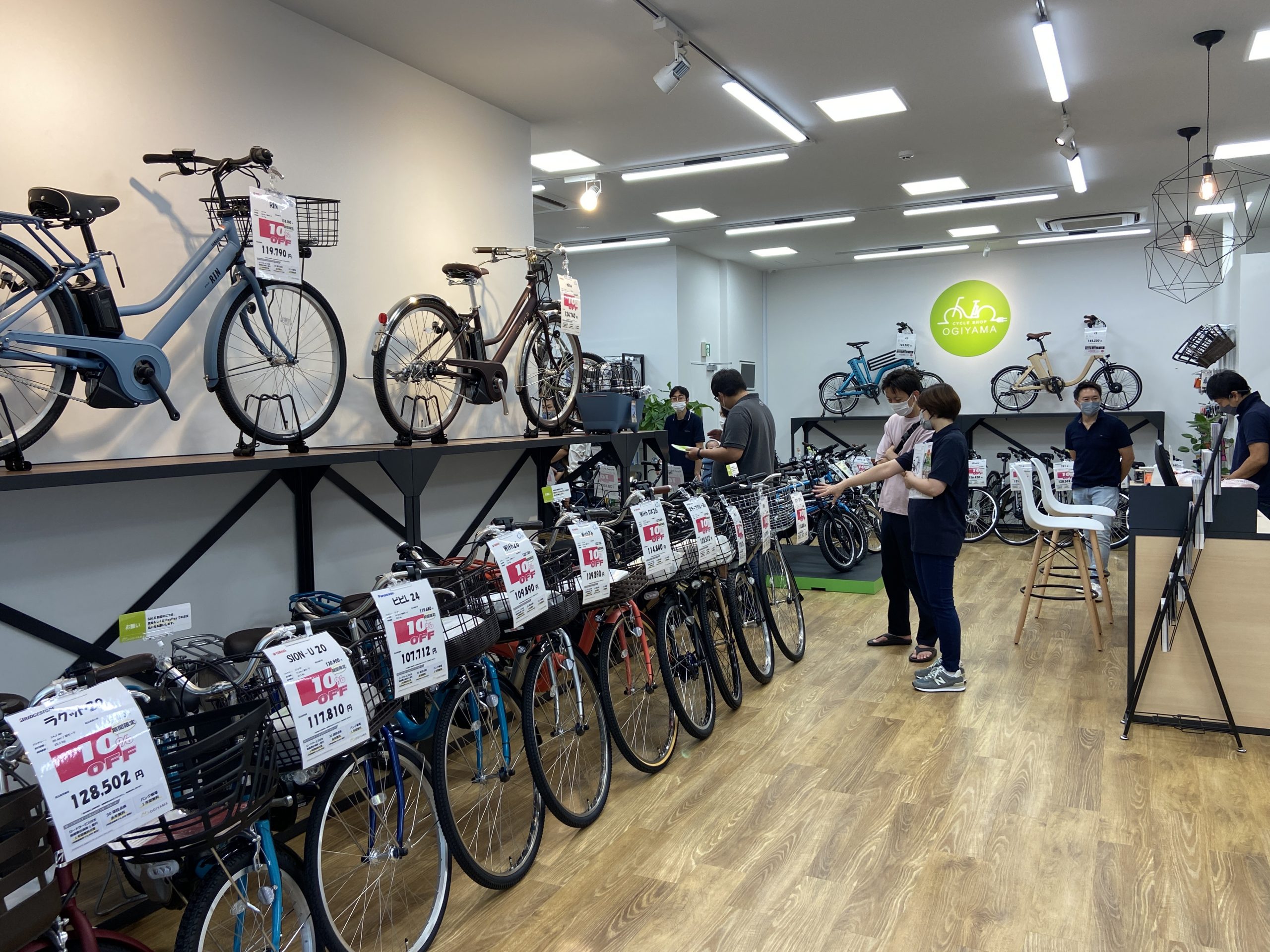 南大井店 店内 接客中