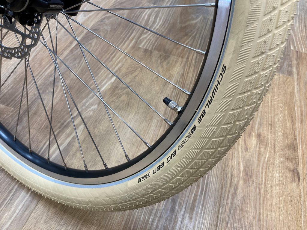 タイヤを白のタイヤに